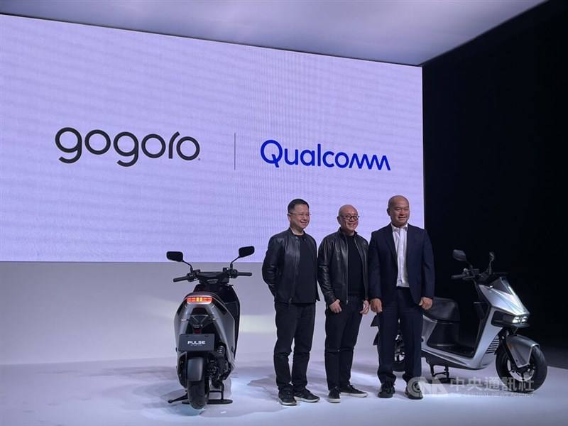 From left: Gogoro Chief Product Officer Peng Ming-I, founder and chief executive Horace Luke (陸學森) and Qualcomm Taiwan president S. T. Liew pose together at a Tuesday presser. CNA photo Jan. 30, 2024