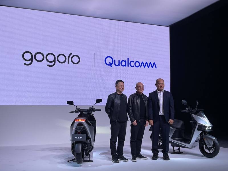 Gogoro於30日下午推出3款新電動機車，其中數位儀表內建高通（Qualcomm）晶片，圖中為Gogoro創辦人暨執行長陸學森，左為Gogoro產品長彭明義，右為高通副總裁暨台灣與東南亞區總裁劉思泰。