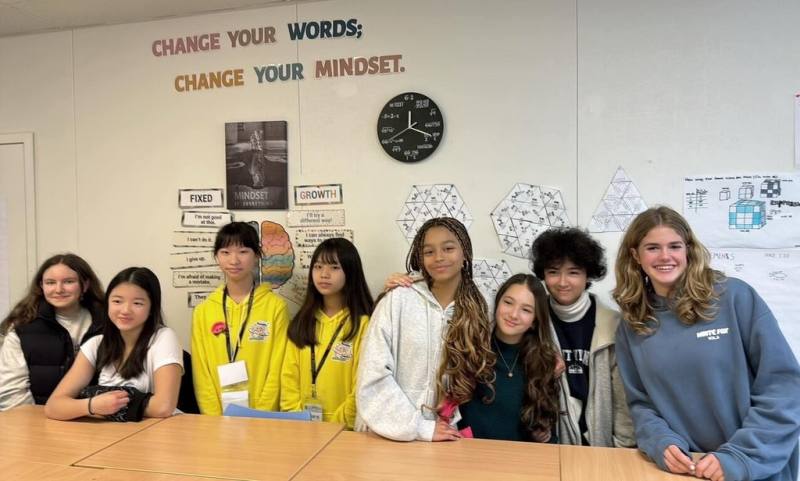 新北市桃子腳國中小師生近日參訪美國矽谷國際學校，展開為期2週的與學伴入班共學校園體驗及寄宿家庭生活，異國學生在歡迎儀式上交流互動。（桃子腳國中小提供）