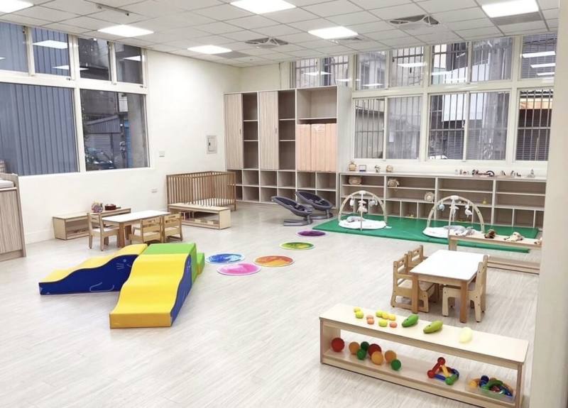 新竹縣公設民營福德托嬰中心30日起至2月6日開放現場報名登記，預計2月4日舉辦招生說明會，3月起正式收托24名設籍新竹縣的2足月至未滿2歲之嬰幼兒。（新竹市政府提供）