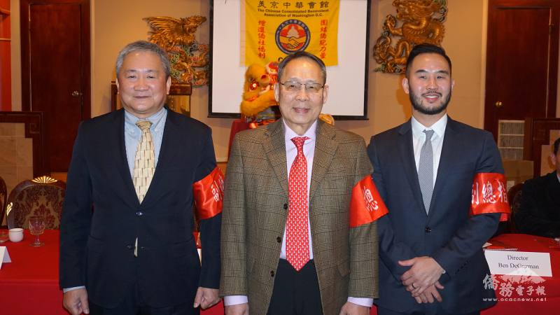 美京華埠新年大遊行總指揮黃浩源（中）與兩位副總指揮鄭文彬（左）及李遠達（右）