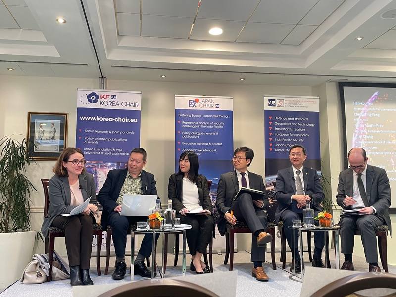 布魯塞爾荷語自由大學舉辦印太安全對話，駐歐盟代表李淳（右二）表示台灣樂於分享多年來面對中國的經濟安全風險管理經驗。右三為前南韓貿易部長呂漢辜，右四為日經首席科技特派員鄭婷方。