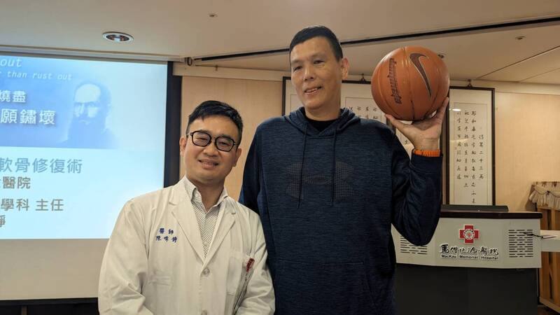 馬偕紀念醫院骨科部運動醫學骨科主任陳暐錚（左）以「一次性自體軟骨修復術」助今年54歲、從事室內裝潢的詹先生（右）恢復正常行走，更可望重回籃球場。