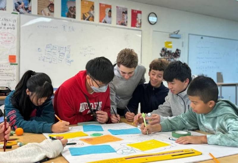 新北市桃子腳國中小學生21日出發美國，與姊妹校矽谷國際學校展開交流，桃子腳學生和美國學伴分享文化體驗以及台美接待家庭差異的經驗。（桃子腳國中小提供）