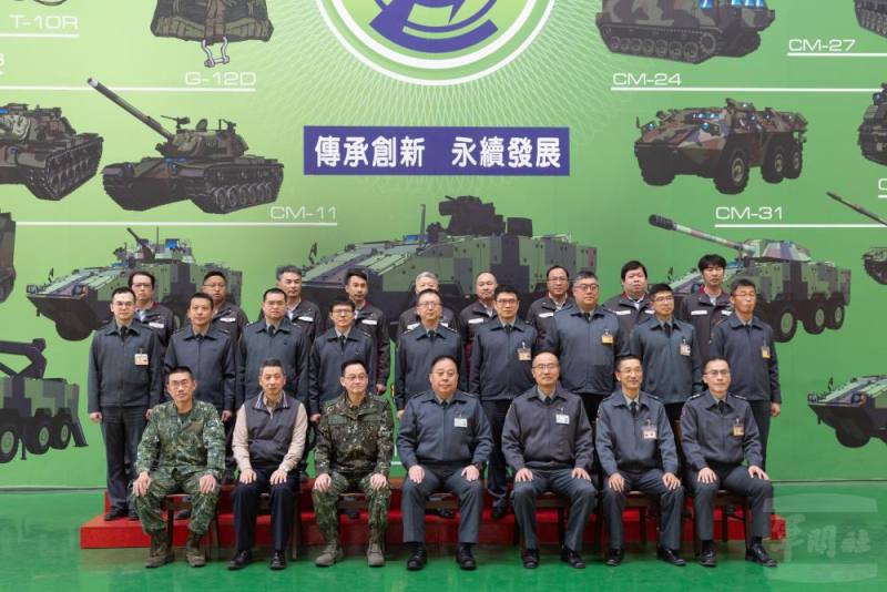 徐副部長慰勉軍備局生製中心第209廠，並與同仁合影。（軍聞社記者陳彥樺攝）