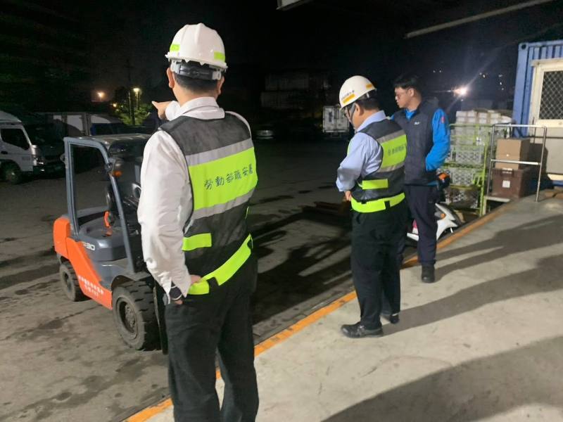 職業安全衛生署於31日深夜0時10分許實施夜間檢查，提醒勞工注意堆高機使用上之風險危害及安全注意事項