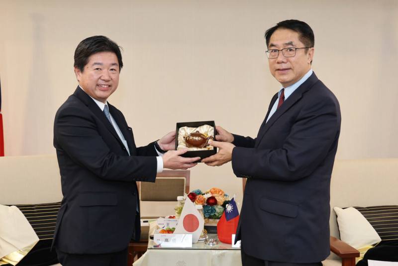 日本茨城縣水戶市長高橋靖（左）31日親自帶隊拜會台南市長黃偉哲（右），並討論雙方交流及締盟細節，預計於今年完成締盟。（台南市政府提供）