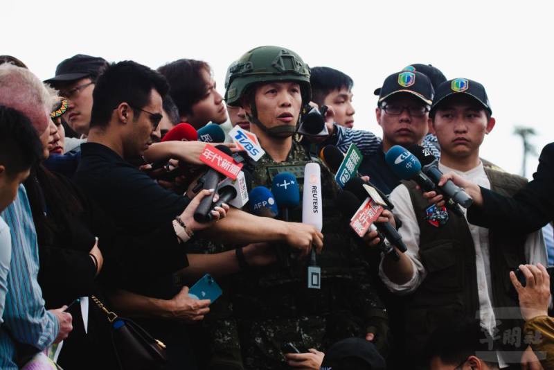 譚少將接受媒體聯訪時表示，會持續帶領官兵，提升部隊戰力。（軍聞社記者呂尚俞攝）