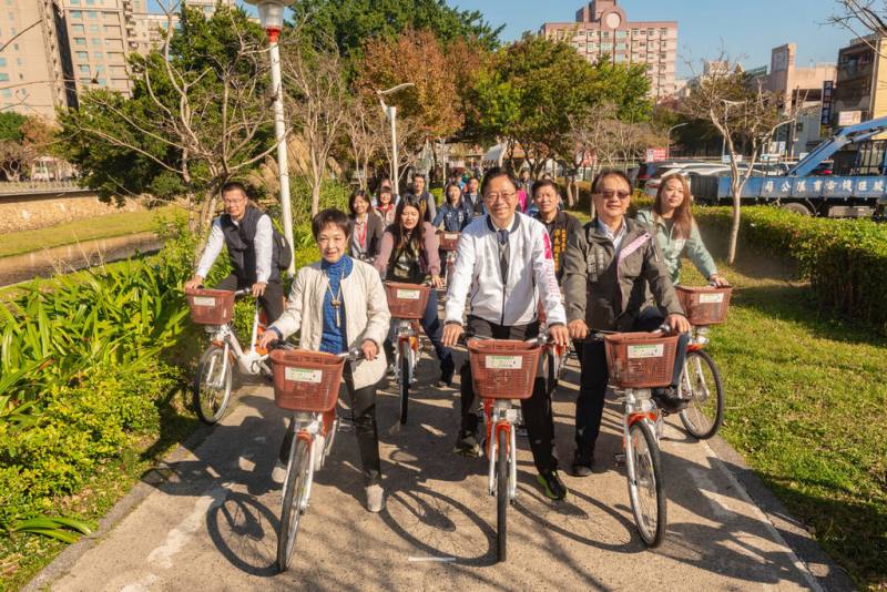 桃園市YouBike2.0E電輔車1日上路，市長張善政（前中）出席記者會表示，率先於北北桃生活圈投入600輛，未來也將視使用情形評估增加車數。（桃市府提供）