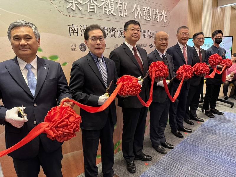 台鐵第2座禮賓候車室落腳南港車站，1日正式對外開幕，交通部次長胡湘麟（右4）、台鐵董事長杜微（左3）、雄獅旅遊董事長王文傑（右3）等人出席剪綵。