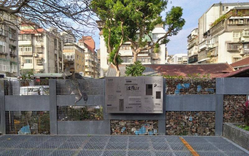 串連台北多家獨立書店舉辦的「溫羅汀曬書節」3月將登場，主辦單位1日宣布，同時間並將於台北溫州公園魚木樹下圍牆舉行「書店今昔攝影展」，以一整面牆的老照片呈現舊時台北書店風華。（溫羅汀曬書節提供）