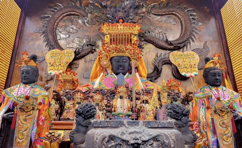 迎接龍年，台南市安南區鹿耳門天后宮鎮殿媽、二媽、三媽及兩側宮娥神像日前已換上新衣，距離上次換裝已有5年。