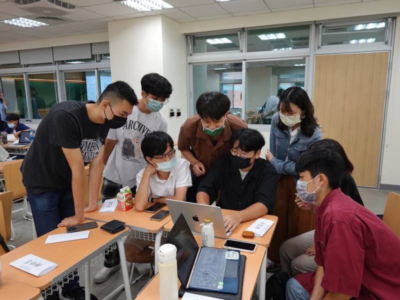 台大2日發布新聞稿，牧羊人計畫由跨校學生自主發起，目前已籌辦3屆，協助超過1.5萬名高中生和家長認識科系。圖為台大電機系學生與參加工作坊中的高中學員共同討論。（台大提供）