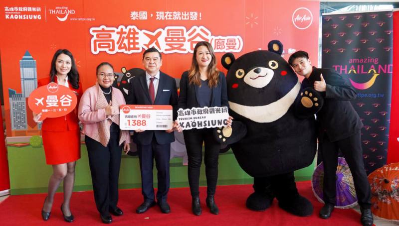 高雄市觀光局長高閔琳（左4）、泰亞航首席執行長Santisuk Klongchaiya（左3）和泰國觀光局台北辦事處長莎莉蔓（Sarima Chindamat）（左2）2日在高雄小港機場一起見證泰亞航高雄-曼谷首航。（高雄市觀光局提供）