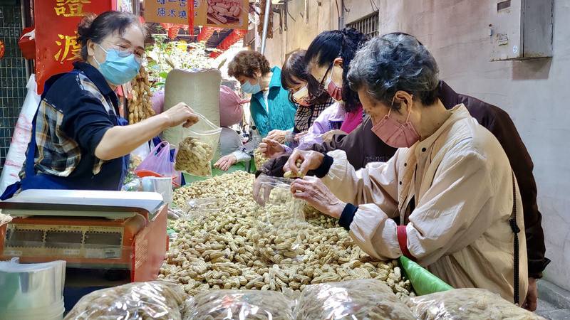 民眾被COVID-19疫情悶了近3年，迎來消費大爆發。主計總處統計指出，2023年民間消費成長率衝上8.41%，創近30年最大增幅(示意圖/圖：中央社)