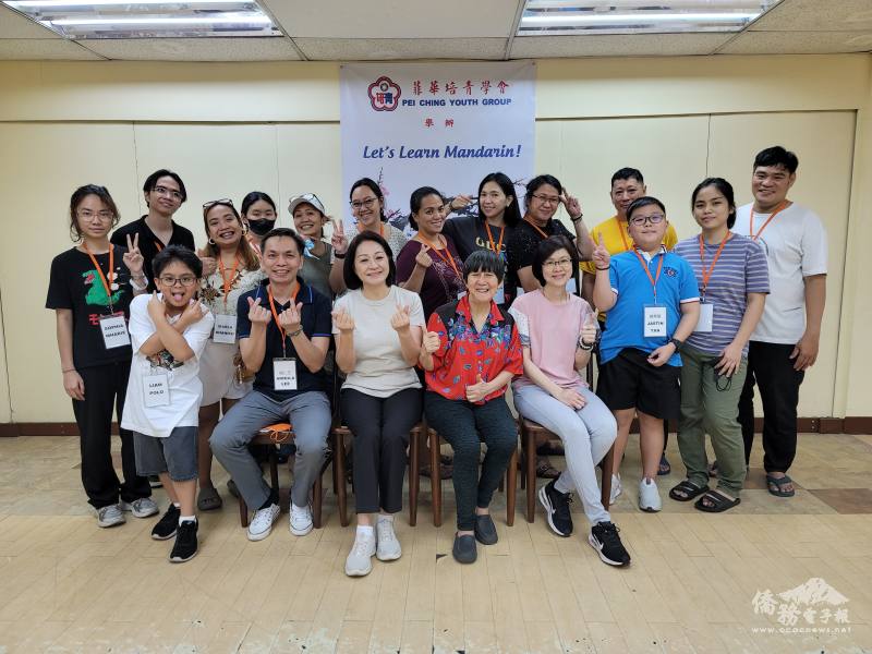 梁俊如（坐著左2）、菲華培青學會財政陳萌蕙（坐著右1）、李如好（坐著右2）與華語文班學員合影