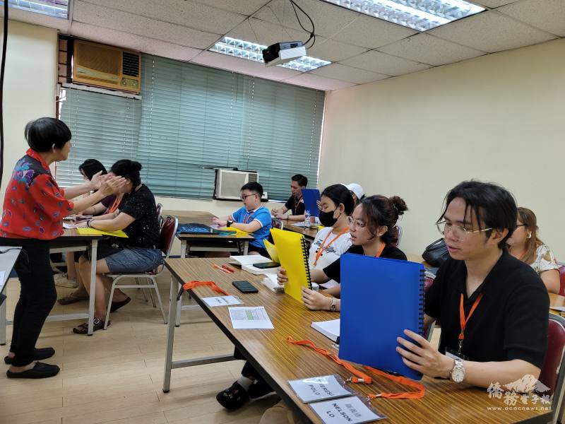 李如好以活潑生動方式教學員注音符號