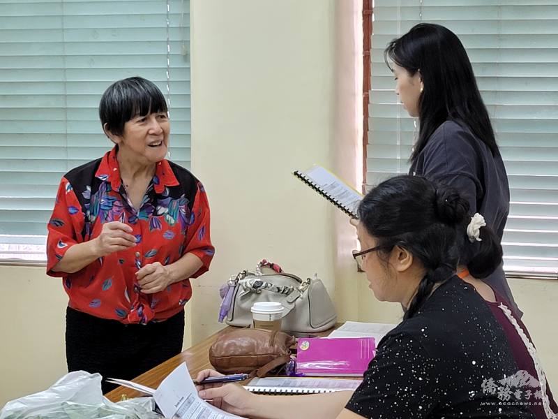 李如好（左）細心教導學員正確發音