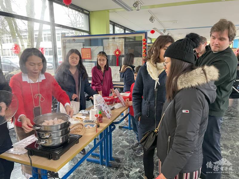 剛出爐晶瑩剔透蝦餃，香味四溢吸引饕客人潮