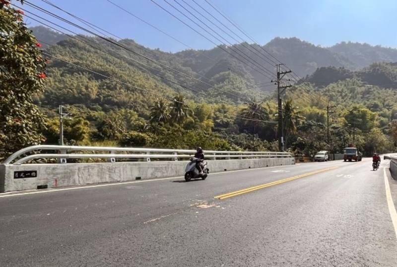 高雄市杉林區市181線月光一橋，鄰近月光山隧道，但月光一橋及前後路段因路型彎曲造成視線不佳，市府進行拓寬工程並將路型修正平順，近日開放通車。（高雄市工務局提供）