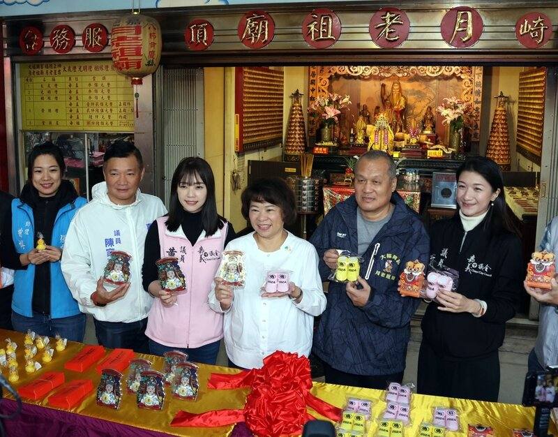 嘉義市嘉邑崎頂大福興宮月老祖廟將於14日舉辦未婚男女拋繡球活動，廟方5日辦理宣傳活動，市長黃敏惠（右3）表示，當日適逢西洋情人節，加上有月老相助，定能覓得良緣。