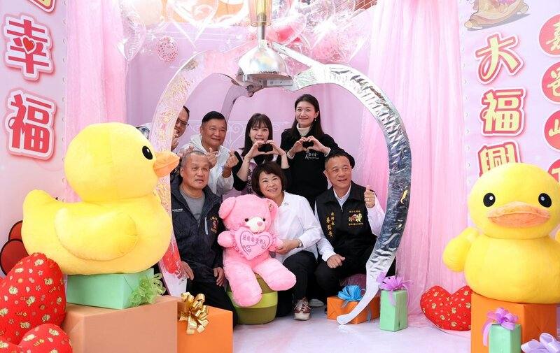 嘉義市嘉邑崎頂大福興宮月老祖廟將於14日舉辦未婚男女拋繡球活動，廟方5日辦理宣傳活動，市長黃敏惠（前中）歡迎民眾踴躍報名參加，覓得良緣。