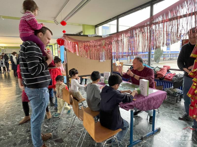 麻將遊戲吸睛，大家學習的津津有味