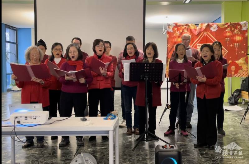 福爾摩沙中文學校合唱團演唱＜廟會＞及＜掌聲響起＞兩首臺灣燴炙人口的歌曲