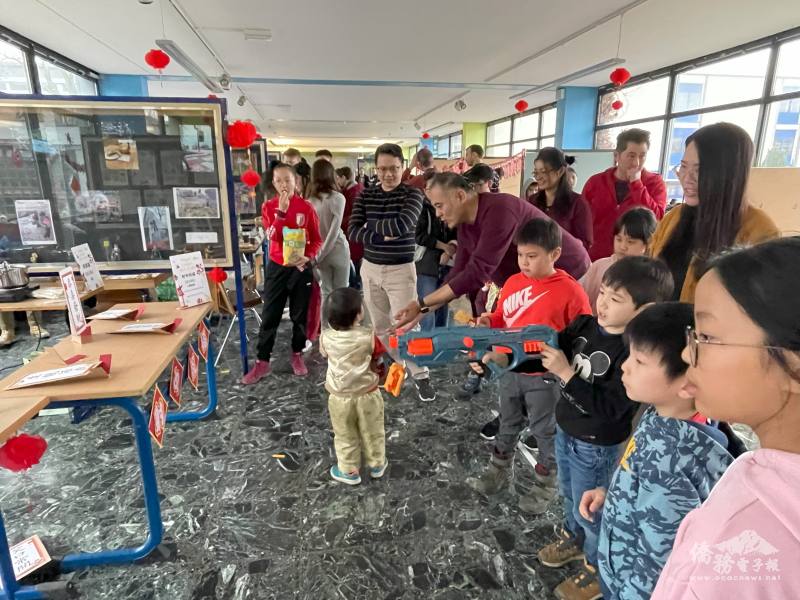 臺灣夜市射擊遊戲-射中祝福活動大朋友、小朋友們熱情參與射擊