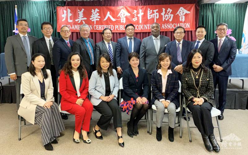 北美華人會計師協會與國稅局合作舉辦「龍騰四海勇往向前2024財稅法律生活大講座」。一排右三為橙橋中心主任蕭蓓如、二排右五至右六為協會會長張青及理事長李崇正、二排右三為榮譽監事長陳英煌。