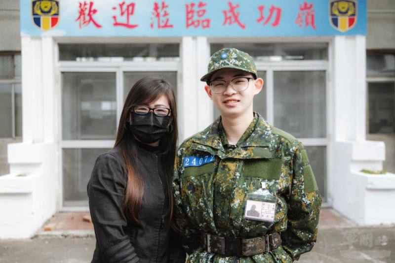 家屬實地走訪部隊，暸解家中子弟服役環境。（軍聞社記者陳彥樺攝）