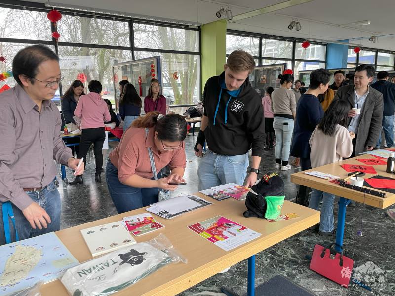 臺灣華語文學習中心—德國福爾摩沙中文學校展攤，德國友人洽詢後立即登記華語中心課程