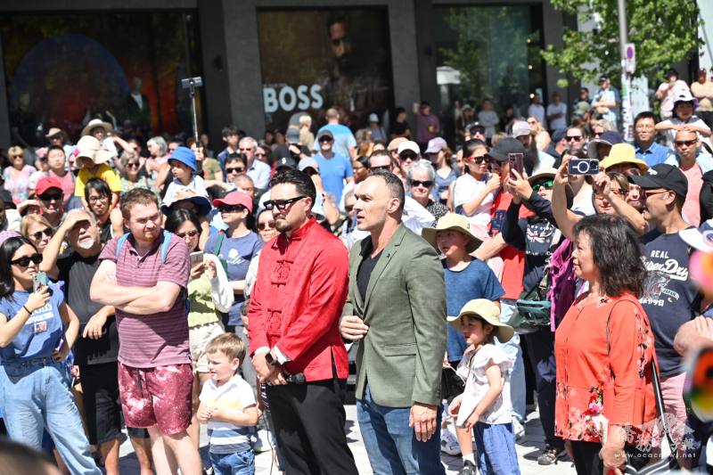 毛利祈福儀式及市議員Tyla Harrison Hunt（中著紅衣者）代表市長致詞，現場人潮湧動