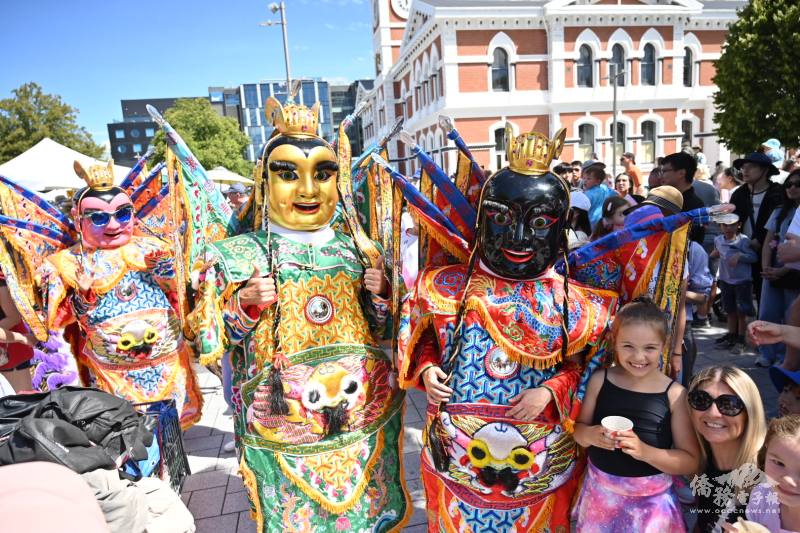 民眾爭相與色彩繽紛三太子合照