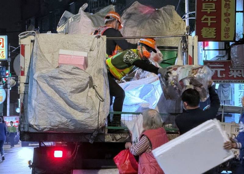 新北市環保局6日表示，7日原為各清潔隊停止收運日，但因應春節將至，民眾有清運垃圾與回收物需求，將特別加班收運；春節期間10日至12日（大年初一至初三）停止收運，13日起恢復正常。圖為資源回收車收運情形。（新北市環保局提供）