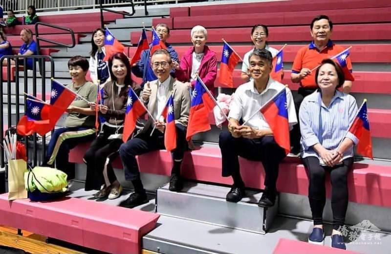 前往加油的馮光中、行政院顧問張永西伉儷、資訊網創辦人支黃秀莉及喜愛乒乓球僑胞