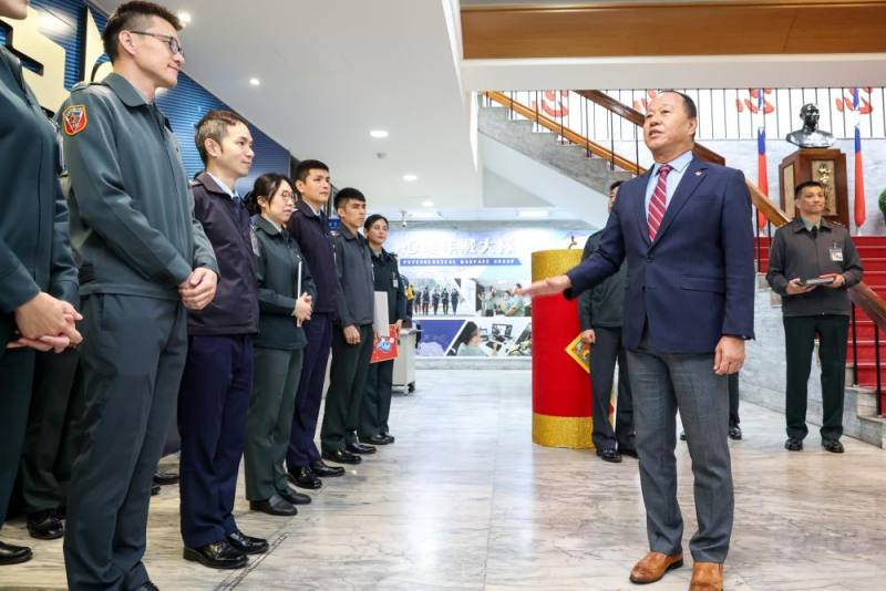 柏副部長慰問官兵辛勞。（軍聞社記者周昇煒攝）