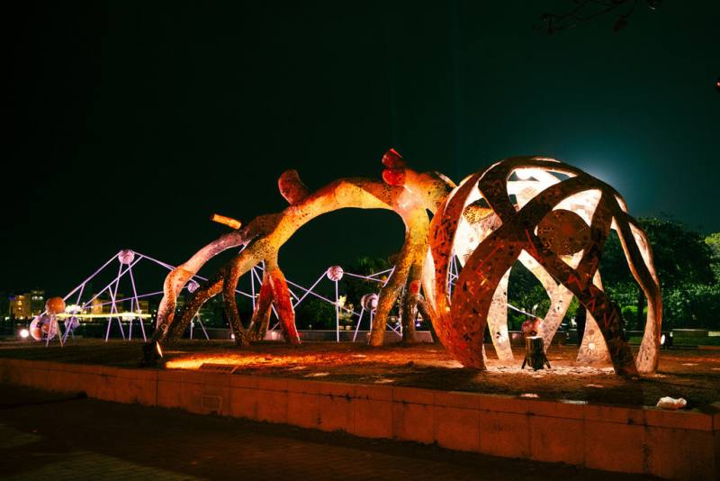 2024台灣燈會安平燈區3日啟燈，以台南意象為主軸，強調藝術與環境、自然共融。圖為展出作品「被移植的生命」。（台南市文化局提供）