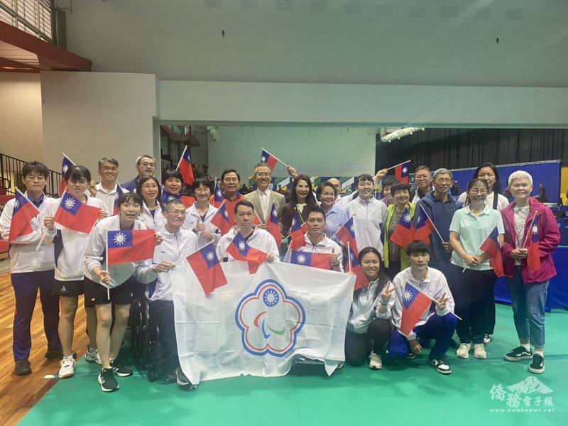全體隊員手持國旗讓巴西認識臺灣