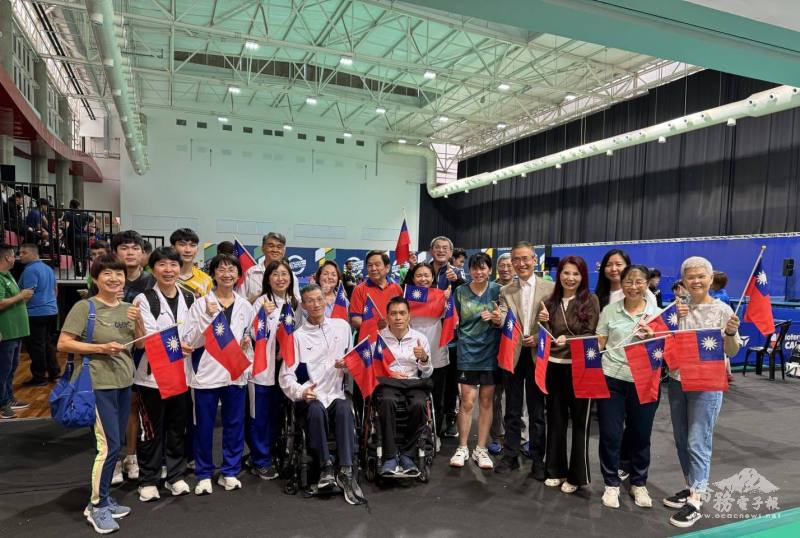 全隊隊員與駐巴西辦事處處長馮光中等來賓合影