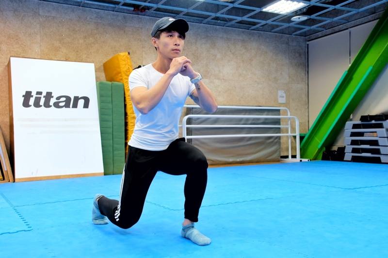 農曆春節連假將至，在桃園國民運動中心授課的健身教練EG（謝琮諺）表示，民眾若不想出門運動，可以自行在家進行像是深蹲、伏地挺身、棒式、分腿蹲等基本肌力訓練，輕鬆在家健身。