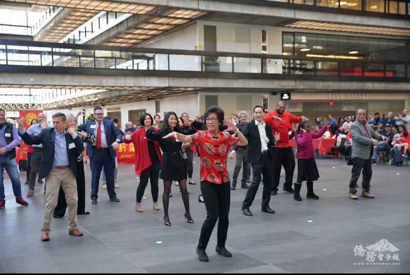 Mrs. Chuni Li led the VIP guests to dance the Flash Mob.