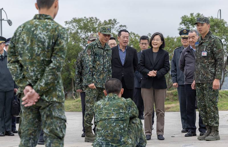 總統視導近戰格鬥、手榴彈訓練及戰備部隊演練，了解各部隊整備訓練狀況