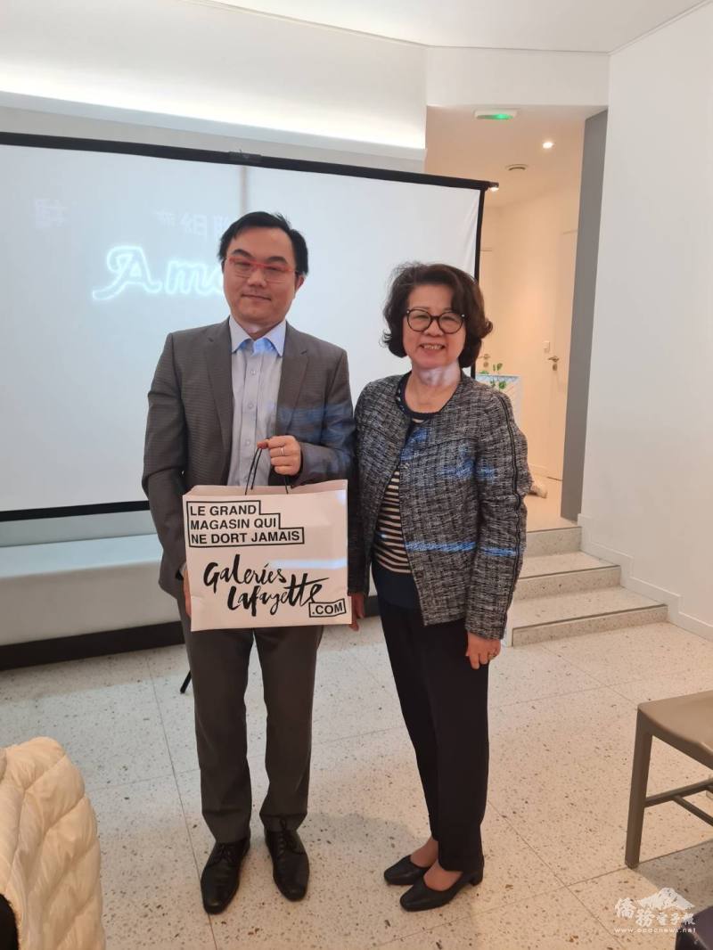 法國臺灣商會會長鄭蓓斐與駐法代表處經濟組簡任秘書吳嘯吟合影