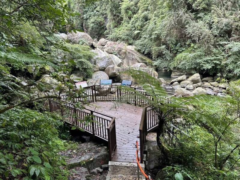 苗栗縣南庄鄉苦花潭秘境近年爆紅，交通部觀光署參山國家風景區管理處近期進行苦花潭步道設施改善工程，近日已完工啟用。（參山國家風景區管理處提供）