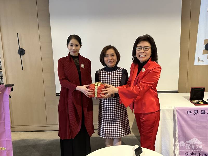 創會會長曾志瑛(右)將印信移交給會長曹文瓊(左)由處長劉立欣(中)監交