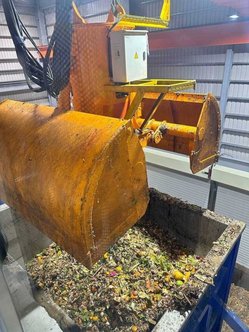 新北市環保局7日表示，高效堆肥廠已興建完成試營運，透過高溫霧化水解技術，每天將50公噸廚餘轉化成堆肥。（新北市環保局提供）