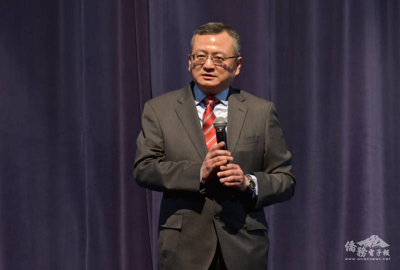 類延峰很高興來到傳說中的西北郊中文學校，讚揚兩位年輕活力又熱情的校長辦學良好