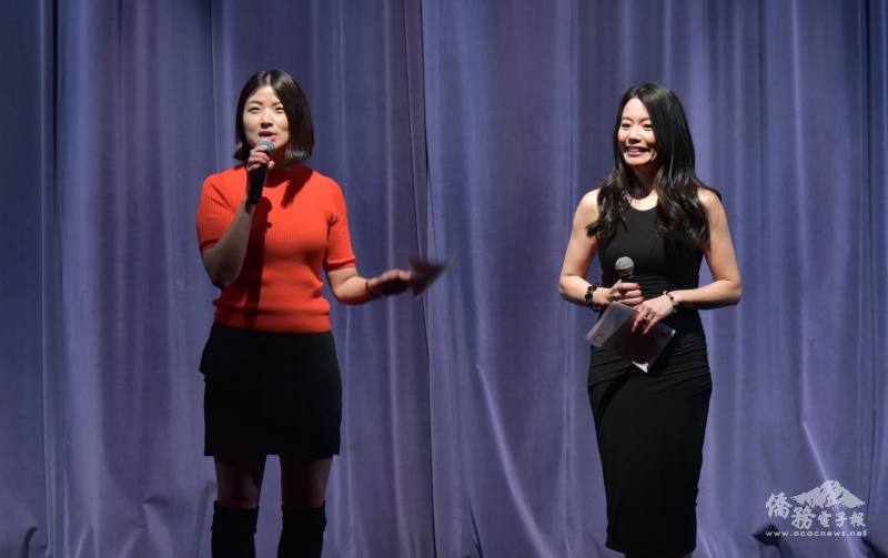 鄭芳怡、 張芷芹歡迎大家來參加西北郊中文學校的新年慶祝活動