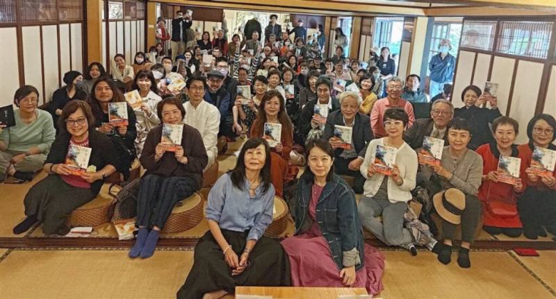 作家平路（前中左）近期出版長篇小說「夢魂之地」，日前並在台北舉行新書發表會，由學者楊佳嫻（前中右）主持，多名藝文界人士出席與會。（木馬文化提供）